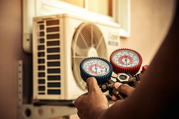 Professional Hvac technician working in Schaumburg, IL